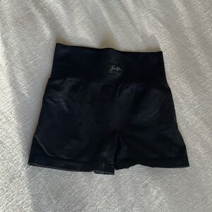 BO & TEE BOOTY SCRUNCH SHORT SHORTS